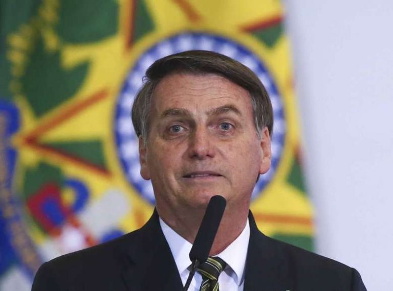 Bolsonaro sanciona lei que estabelece salário mínimo em R$ 1.045