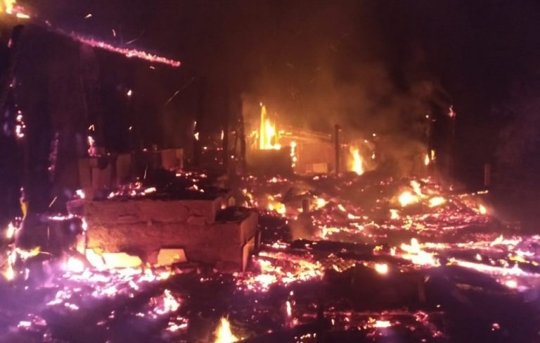 Residência é totalmente destruída por incêndio em Orleans