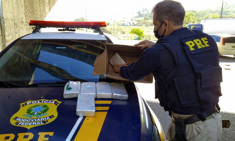 PRF apreende mais de 6 quilos de cocaína após motorista fugir de fiscalização em Jaguaruna