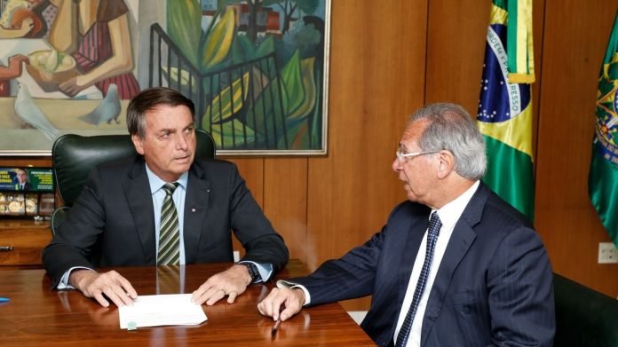 Bolsonaro prorroga novamente programa de redução de salários e jornada