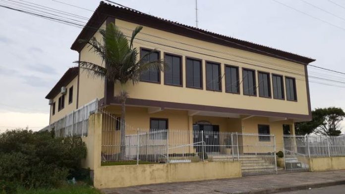 #Pracegover Foto: na imagem há o prédio da Câmara de Vereadores de Laguna. O prédio possui dois pavimentos, é pintado de amarelo e está cercado