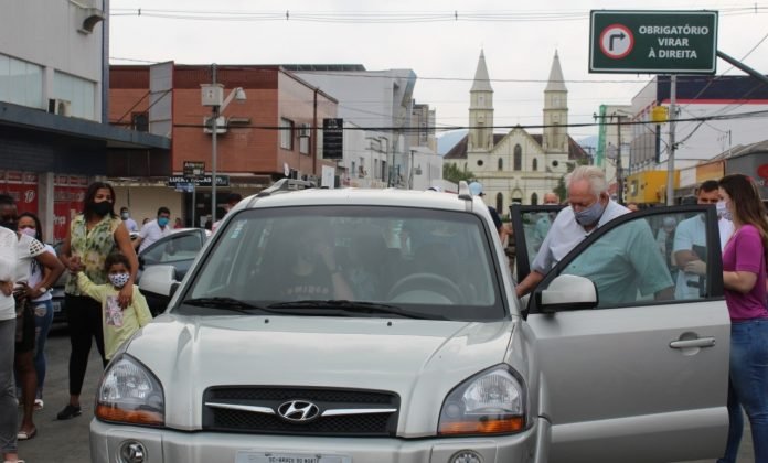 #Pracegover Foto: idoso entra em um carro cinza. Ele foi a primeira pessoa a conduzir um veículo na nova ponte de Braço do Norte