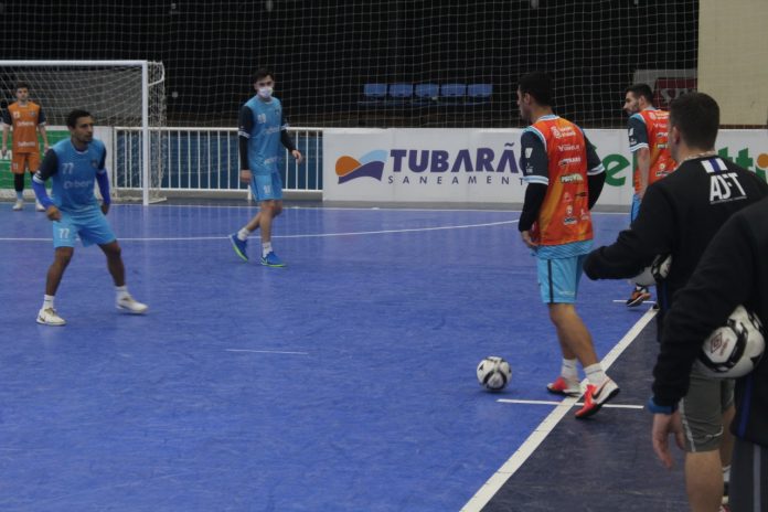 #Pracegover Foto: Na imagem há diversos atletas do Tubarão Futsal, em uma quadra de esportes treinando