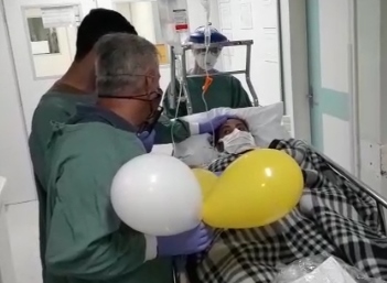 Após 30 dias de tratamento contra a Covid-19, paciente de 47 anos ganha alta da UTI em Tubarão