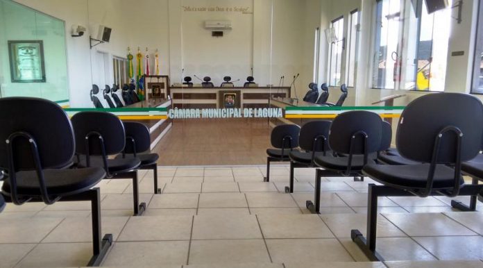 #Pracegover Foto: na imagem há a sala onde ocorrem as sessões da Câmara de Vereadores de Laguna e algumas cadeiras para o público, porém ela está vazia