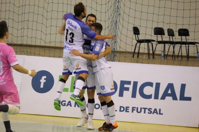 #Pracegover Foto: Na imagem três atletas do Tubarão Futsa comemoram o gol de Ronaldo e o goleiro aparece correndo no canto da fotografia para abraçar os jogadores