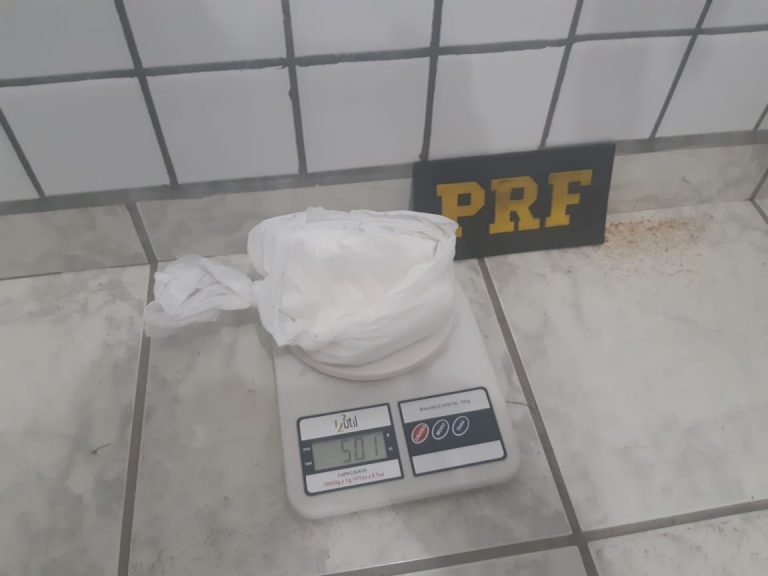 (Vídeo) Meio quilo de cocaína é apreendido em bolsa de bebê na BR-101 em Paulo Lopes