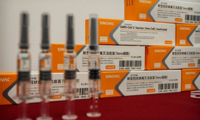 #Pracegover Foto: na imagem há várias caixas e vidros de vacina