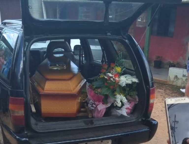 Corpos de bebês são trocados na hora de serem liberados para sepultamento em Chapecó