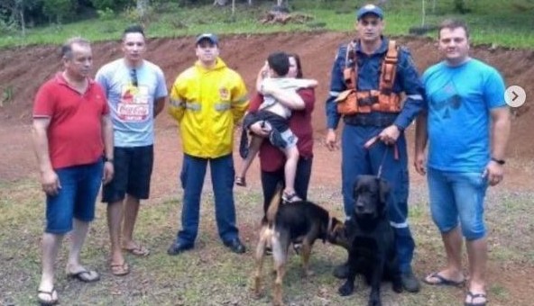 Criança de 4 anos se perde na mata e é encontrada pelo cão dos Bombeiros em Curitibanos