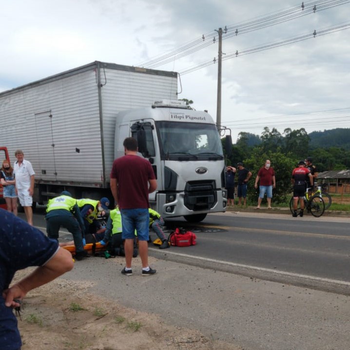 Homem fica em estado grave após ser atropelado por caminhão na SC 108 em São Ludgero
