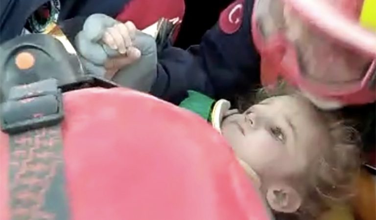 Internacional: Menina de 3 anos é resgatada viva após 65h soterrada em terremoto na Turquia