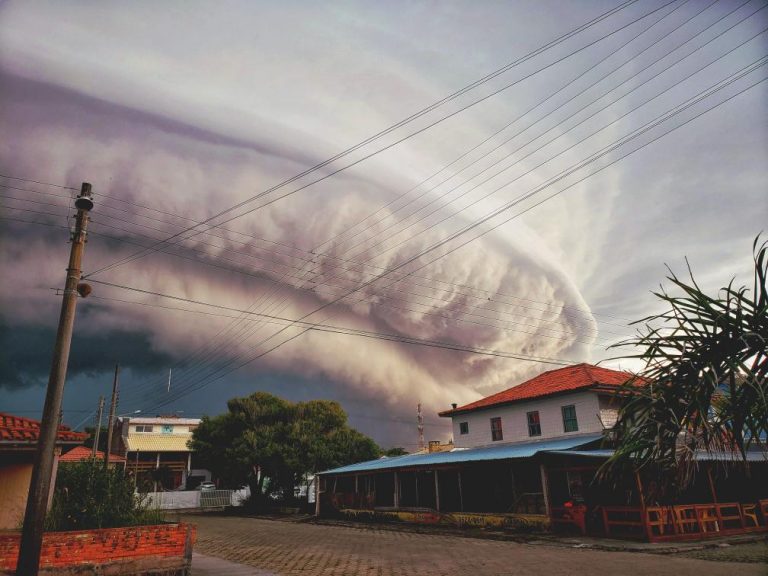 Aproximação do temporal assustou moradores da Amurel que foram surpreendidos com um belo espetáculo da natureza