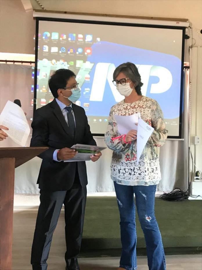 imbituba #Pracegover Foto: na imagem há um homem de terno e uma mulher de calça jeans e roupa bata. Ambos estão com máscara