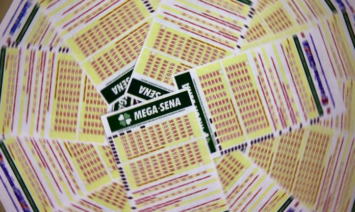 #Pracegover Foto: na imagem há vários cartões da Mega-Sena