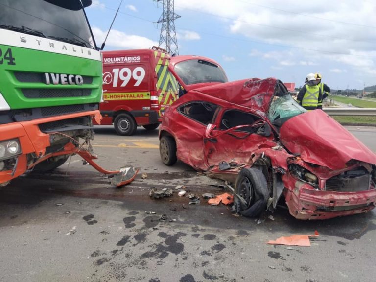 Motorista fica gravemente ferido em colisão com carreta na BR-101 em Sangão