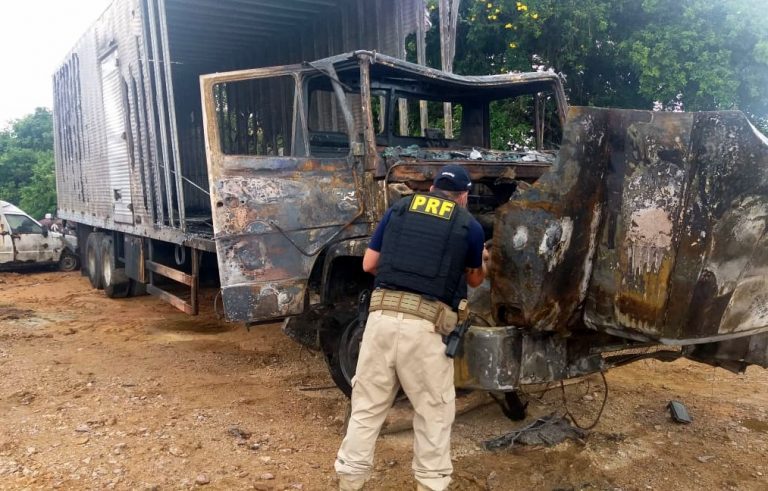 Caminhão incendiado no túnel do Morro do Formigão, em Tubarão, era roubado e tinha placas clonadas diz PRF