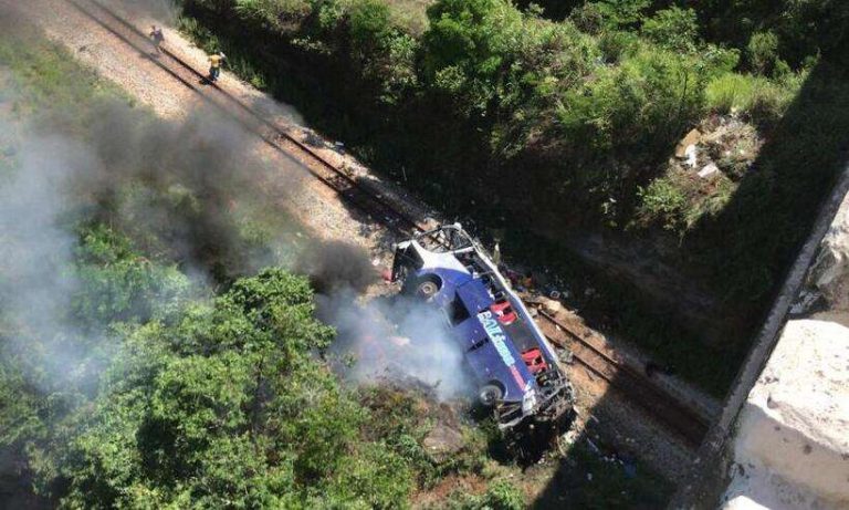 Ônibus cai de ponte e deixa ao menos 15 mortos e 20 feridos em Minas Gerais