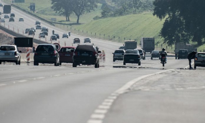 #Pracegover Foto: na imagem há uma rodovia com muitos carros e motos