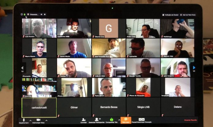 #Pracegover Foto: na imagem há várias pessoas em videoconferência