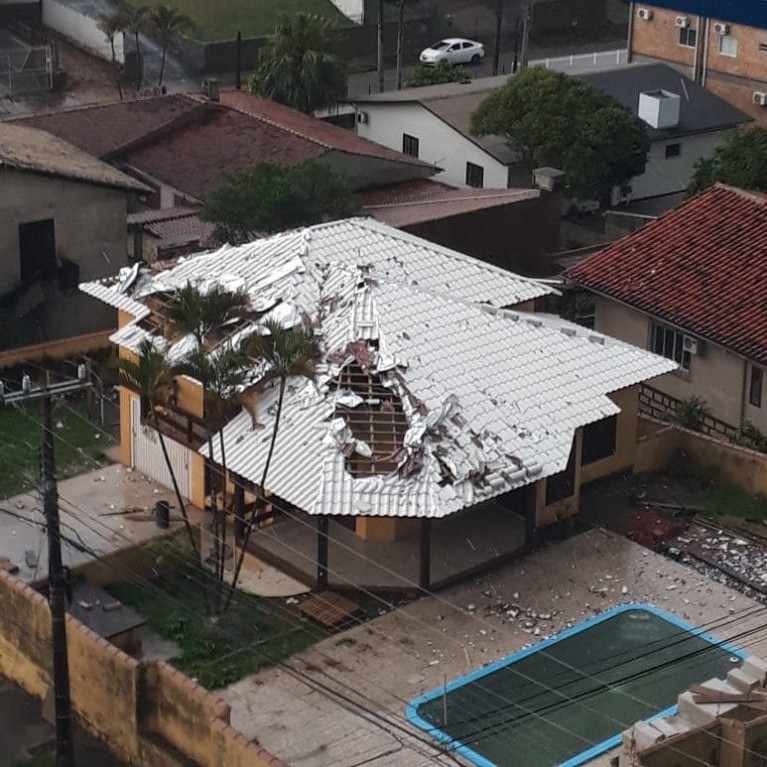 Tempestade deste sábado causou estragos em Criciúma