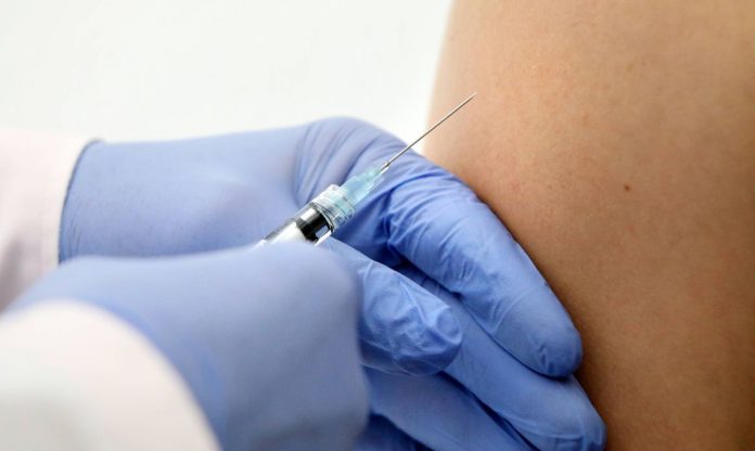 #Pracegover Foto: na imagem há uma pessoa sendo vacinada