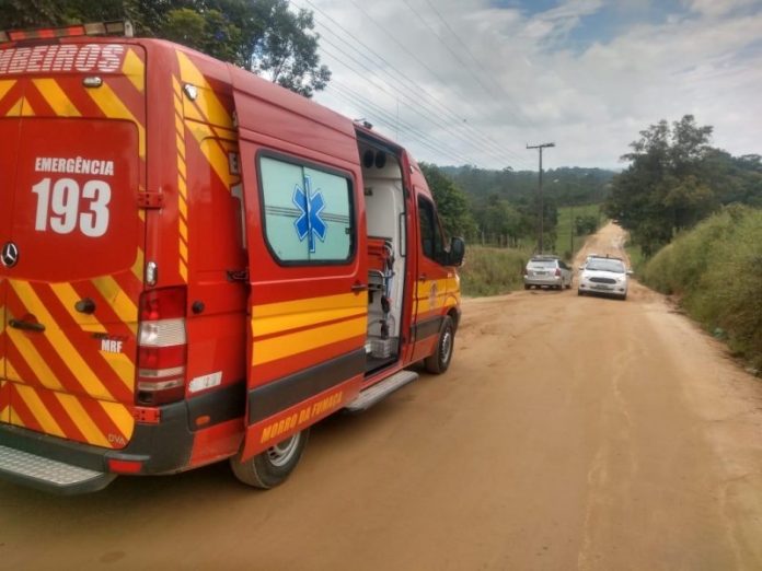 #Pracegover Foto: há uma ambulância, dois veículos, estrada