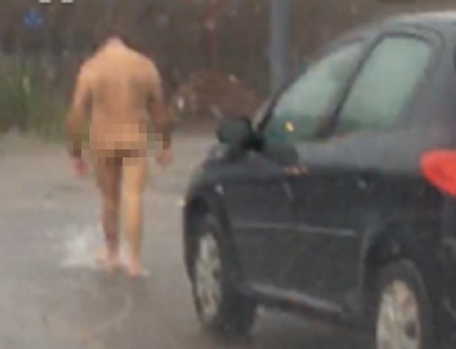 Homem é flagrado andando nu pelas ruas de Chapecó durante forte chuva neste sábado