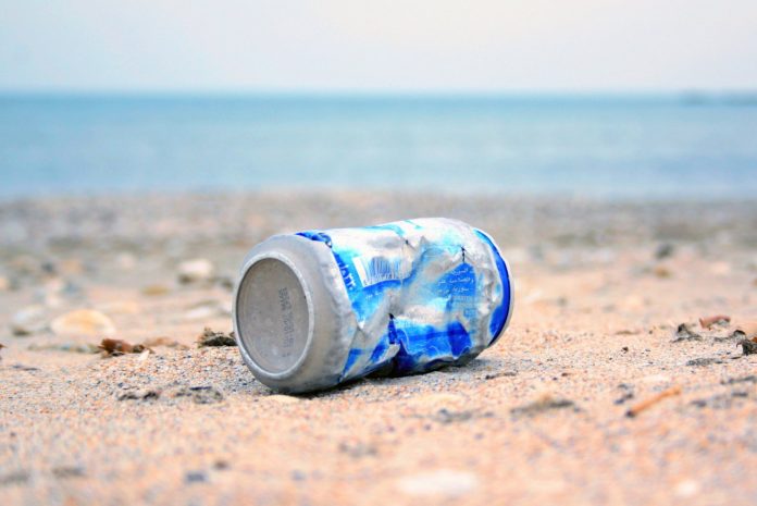 #Pracegover Foto: na imagem há uma lata e também o mar