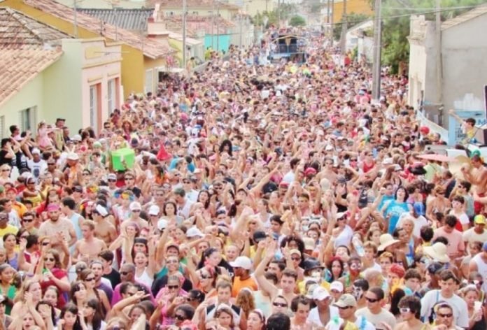 Prefeitura de Laguna confirma o cancelamento do Carnaval 2021 #Pracegover Na foto, a imagem da multidão no tradicional Bloco da Pracinha