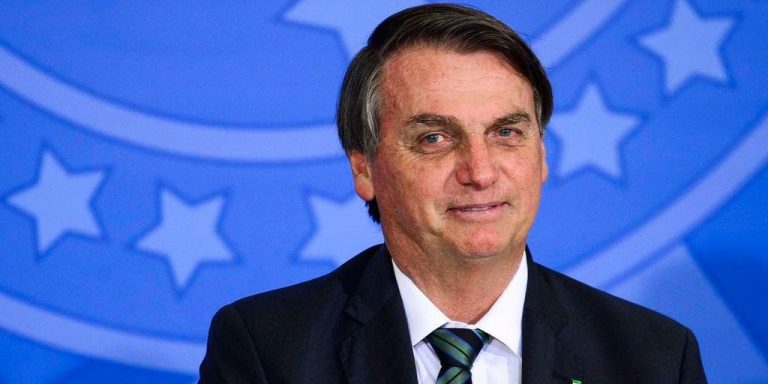 ‘A vacina é do Brasil, não é de nenhum governador’, diz Bolsonaro