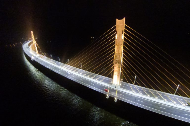 Técnicos iniciam testes que viabilizarão a volta da iluminação cênica da Ponte Anita Garibaldi