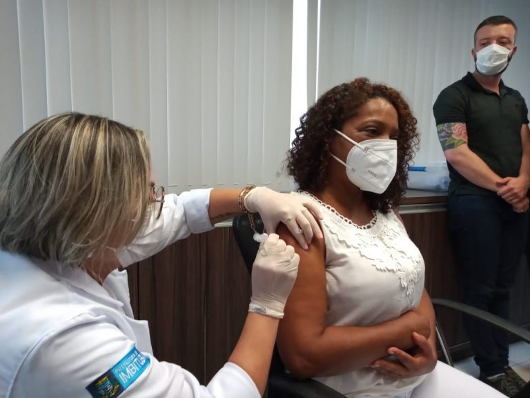 Três profissionais da saúde receberam as primeiras vacinas de Covid-19 em Imbituba
