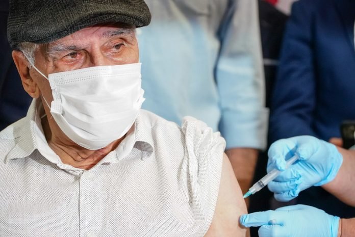 Tubarão receberá as primeiras doses de vacina contra Covid-19 nesta terça-feira #Pracegover Na foto, João de Jesus Cardoso, o primeiro idoso catarinense morador de lar de longa permanência a receber a vacina