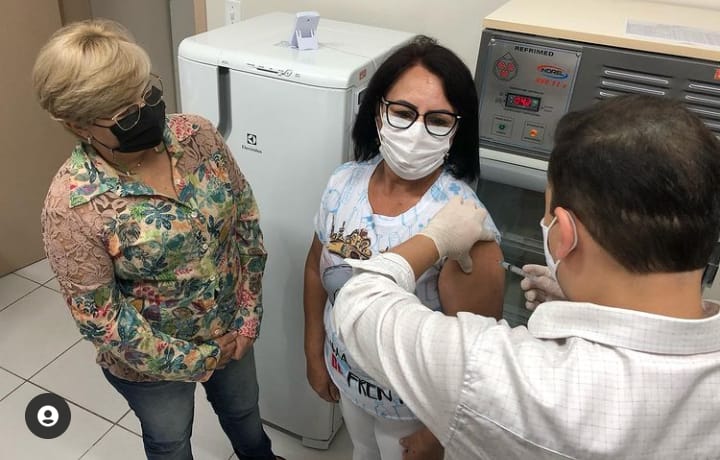 Capivari de Baixo: técnica em enfermagem é a primeira a ser vacinada