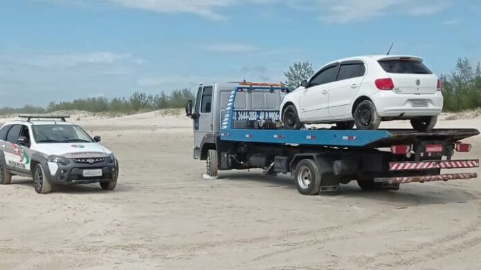 Veículos são apreendidos durante luau na praia do Gi, em Laguna