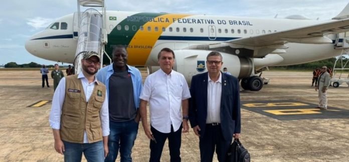 Bolsonaro passará feriado de Carnaval em Santa Catarina com a família #pracegover Na foto, uma pessoa com as mãos amarradas com uma cordaNa foto, Secretário nacional da Pesca, Jorge Seif, deputado federal Hélio Lopes (PSL-RJ), e Coronel Armando (PSL-SC) antes de embarcar no avião presidencial