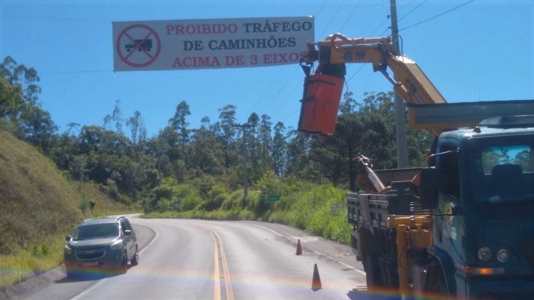 Moradores e empresários fazem advertência para caminhões acima de três eixos não subirem a Serra do Corvo Branco