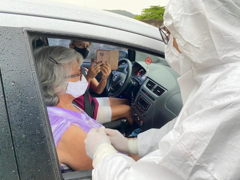 Imbituba: cerca de 200 idosos são vacinados em drive-thru