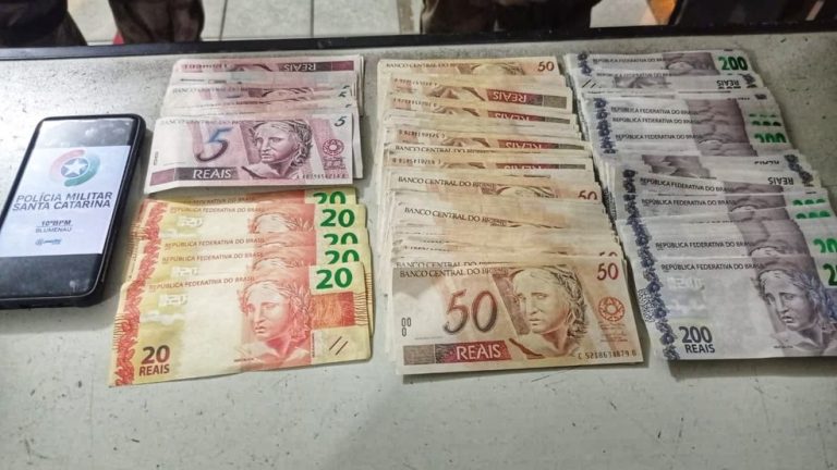 Blumenau: Adolescentes são flagrados com mais de R$ 31 mil em notas falsas dentro das cuecas