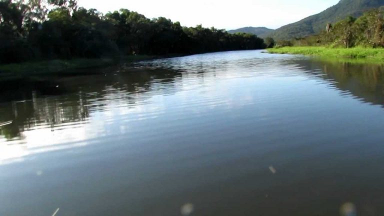 Jovem de 21 anos desparece no Rio D’Una, em Imbituba, após cair de moto aquática