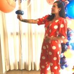 #pracegover Na foto, Juliana Luque aparece segurando vários balões