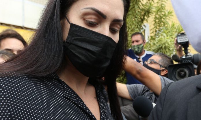 #Pracegover Na foto, Monique Medeiros aparece usando máscara
