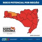 #pracegover Na foto, o mapa de Santa Catarina demarcado pelas cores vermelho e laranja