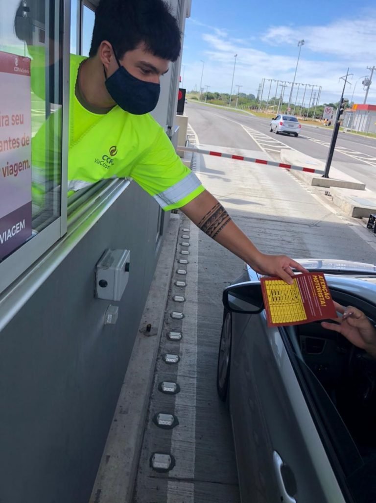 Motoristas recebem orientação nos pedágios da BR-101 Sul, de SC