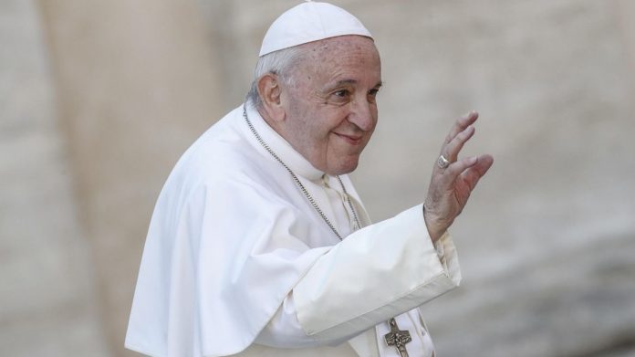 #Pracegover Na foto, Papa Francisco aparece sorrindo e acenando para os fiéis