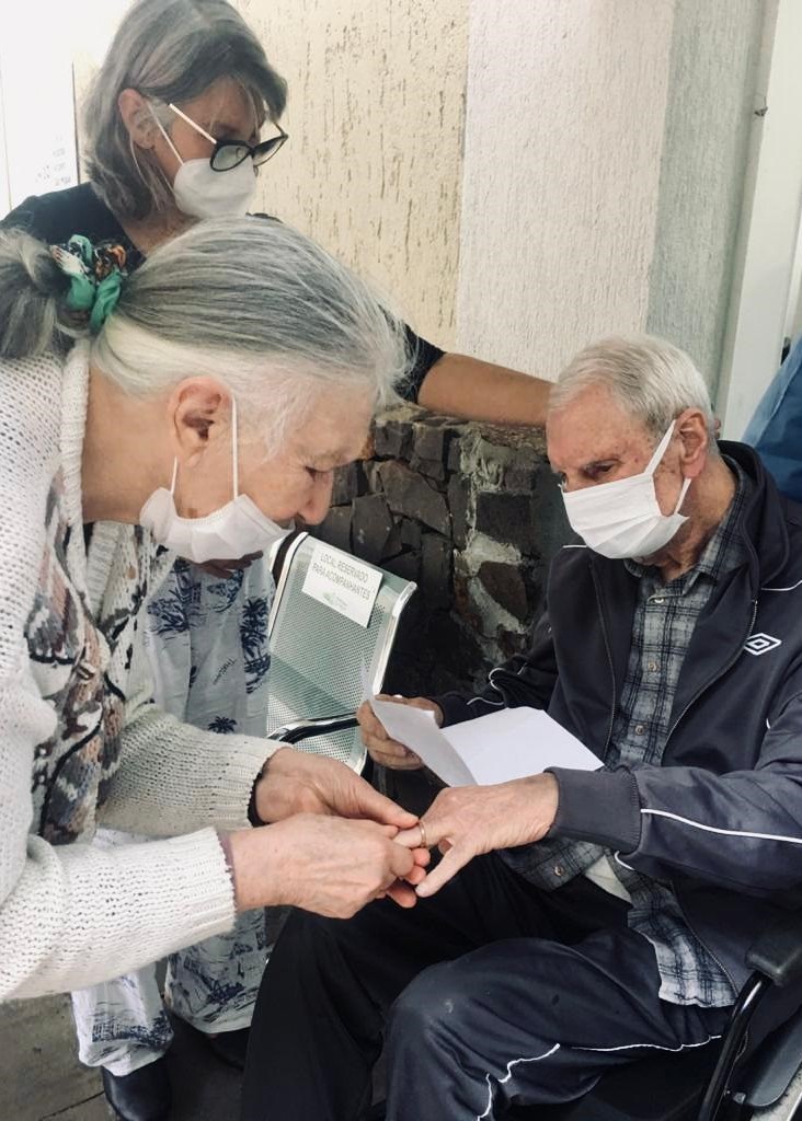 Vovô de 86 anos tem alta da UTI e é intimado a mais 70 anos de casamento