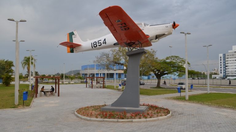 Aeronave doada pela FAB é colocada em pedestal na Praça Memorial Aeroporto Anita Garibaldi