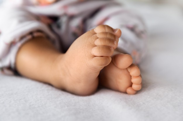 #Pracegover Foto: na imagem há os pés de um bebê