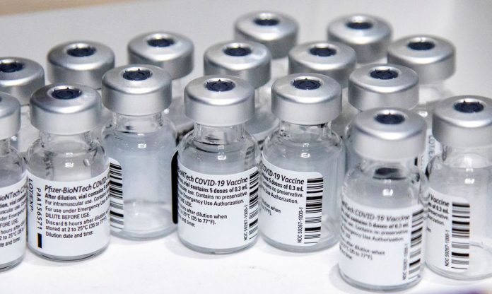 #pracegover Foto: na imagem há muitos frascos de vacina